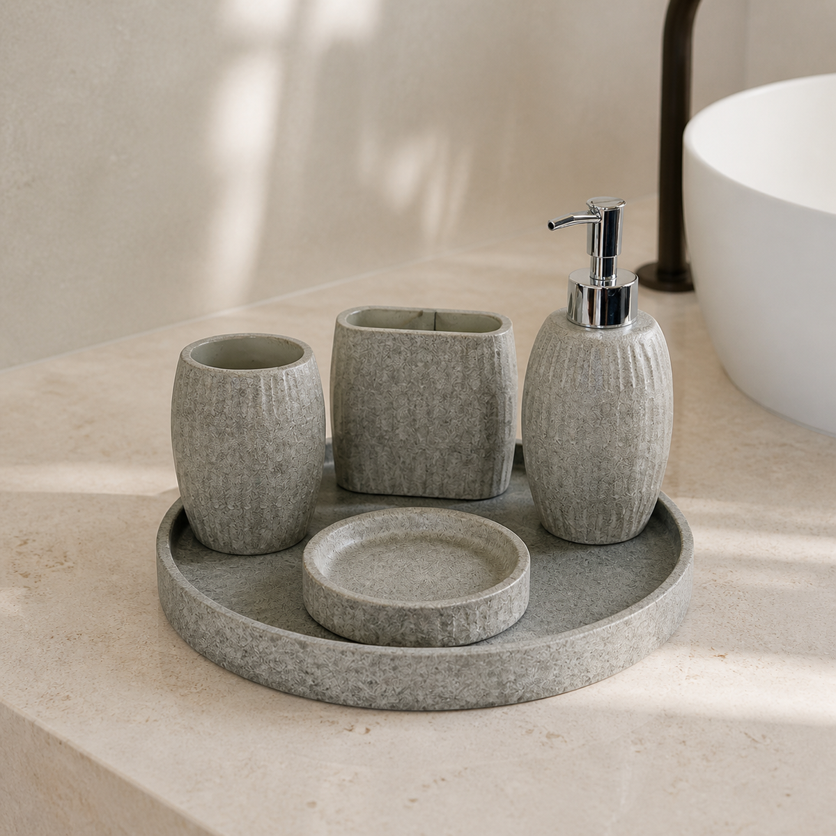 Set de baño Terrazo Light Grey ambientado en baño contemporáneo